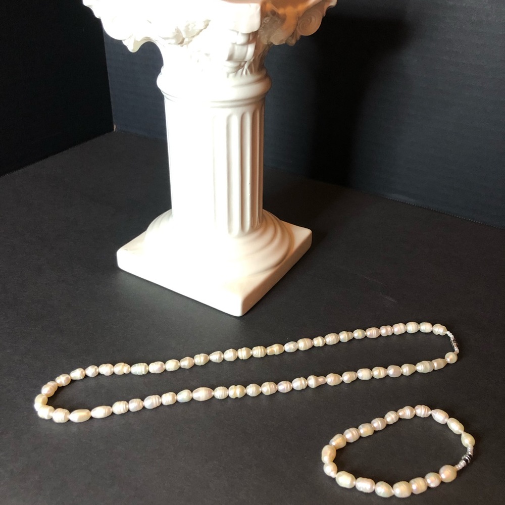 Freshwater pearls necklace and bracelet set